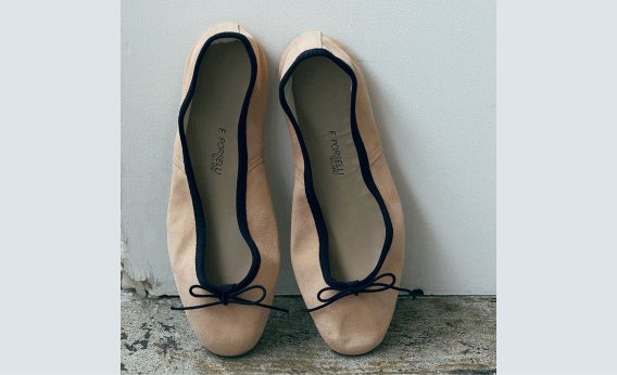 【五明祐子さんコラボ】柔らかな履き心地で服の色を選ばず使い回せる「バイカラーバレエシューズ」