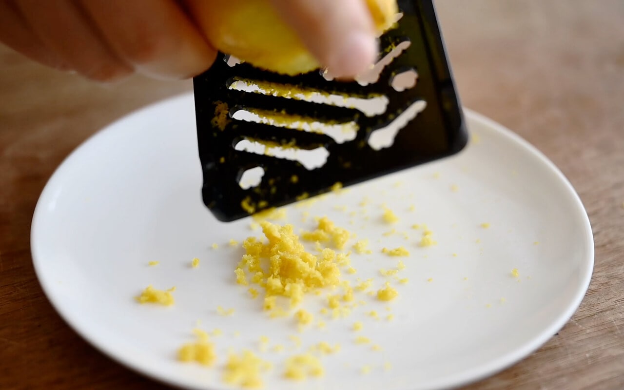 レモンは皮をすりおろし、果汁を絞る。バターは600Wのレンジで20秒ほど加熱し溶かしておく。