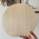 写真： 梅沢木材工芸社「自立する、ごきげんまな板」