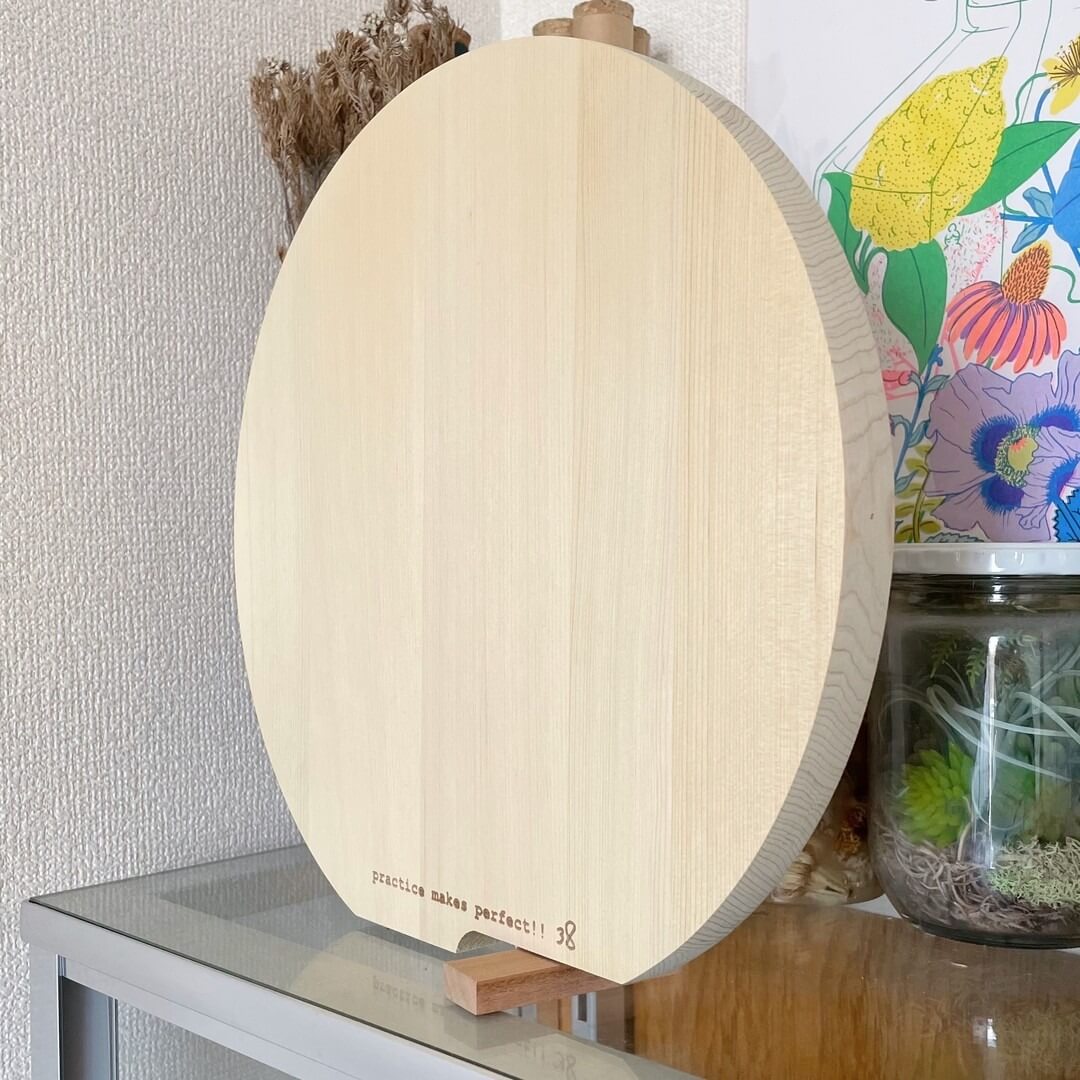 写真： 梅沢木材工芸社「自立する、ごきげんまな板」を自立させているところ