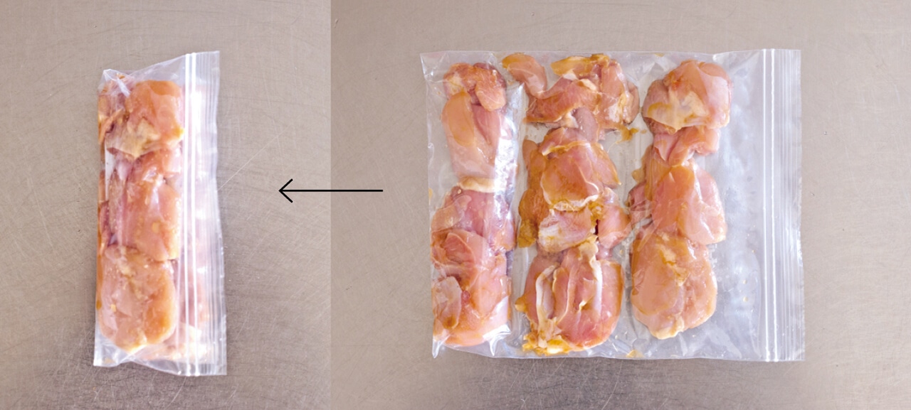 使う分ずつ間隔をあけて1列に並べ、保存袋へ。解凍時に分けやすいよう、折りたたんで冷凍庫へ