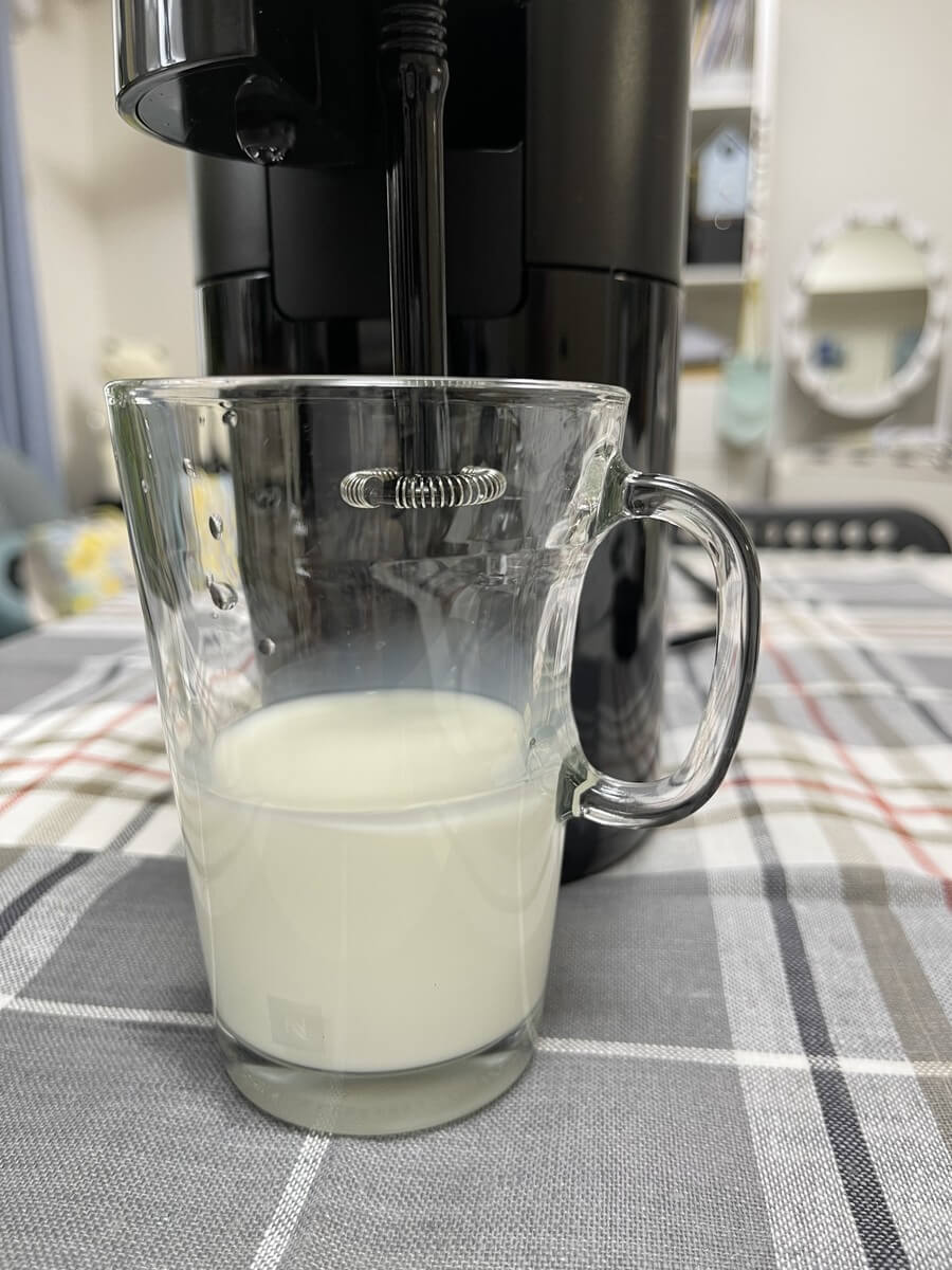 付属のヴューマグカップに牛乳を入れます。取っ手の下のところまで入れると80ml、取っ手の厚みの部分まで入れると100ml