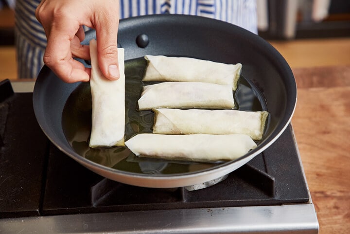 少ない油とフライパンで簡単１㎝揚げ手順1・フライパンに油を1㎝注ぎ、巻き終わりを下に春巻きを入れ、強火にかける