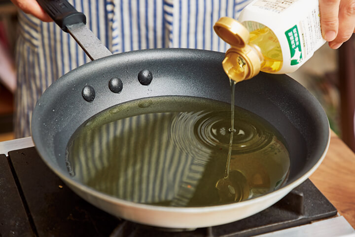 少ない油とフライパンで簡単１㎝揚げ手順5・2回目を揚げるときに1㎝深さになるまで油を足す