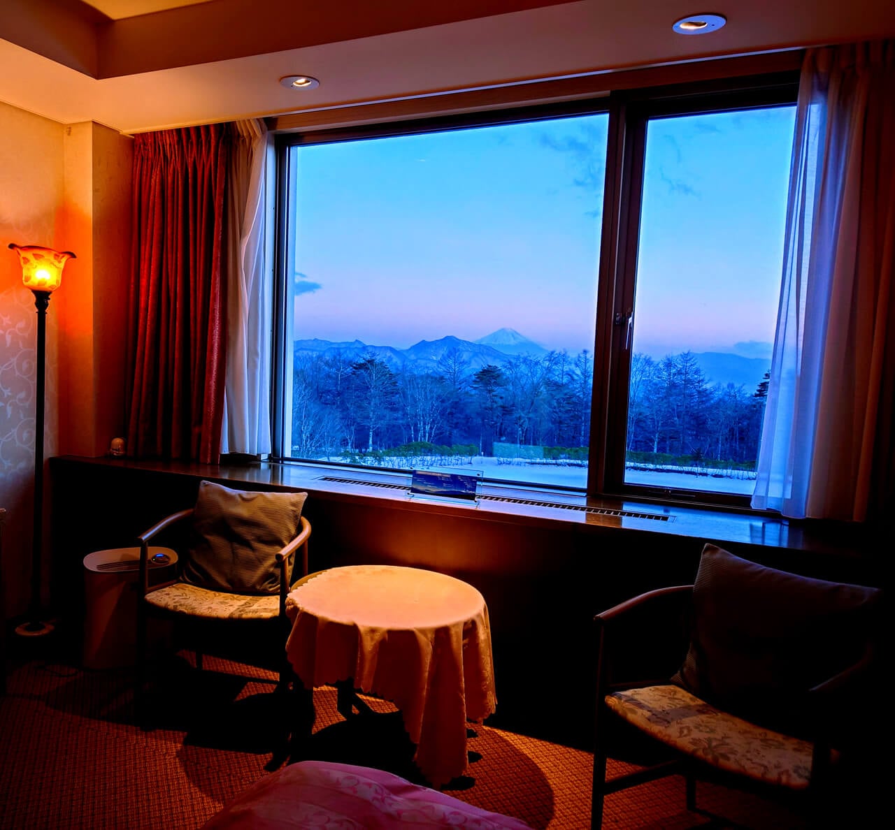写真：客室窓からの眺め・夕方ピンクに染まる富士山
