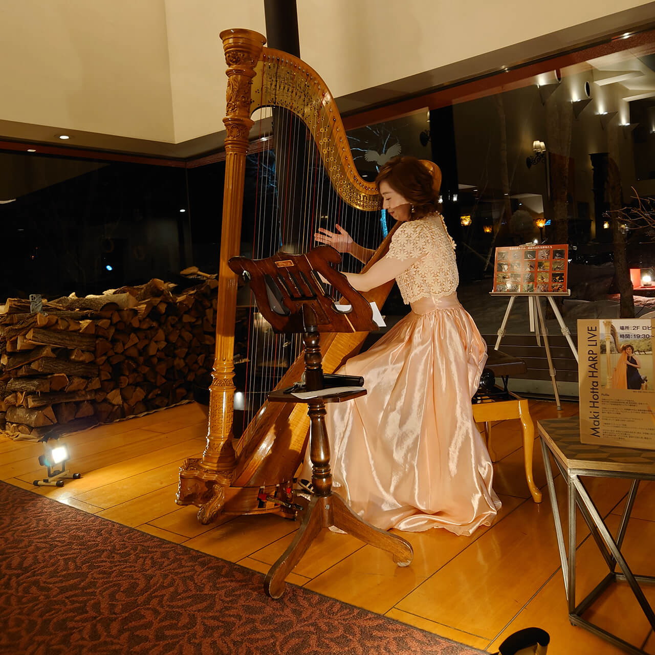 写真：清里高原ホテルのロビーで行われるハープ演奏会