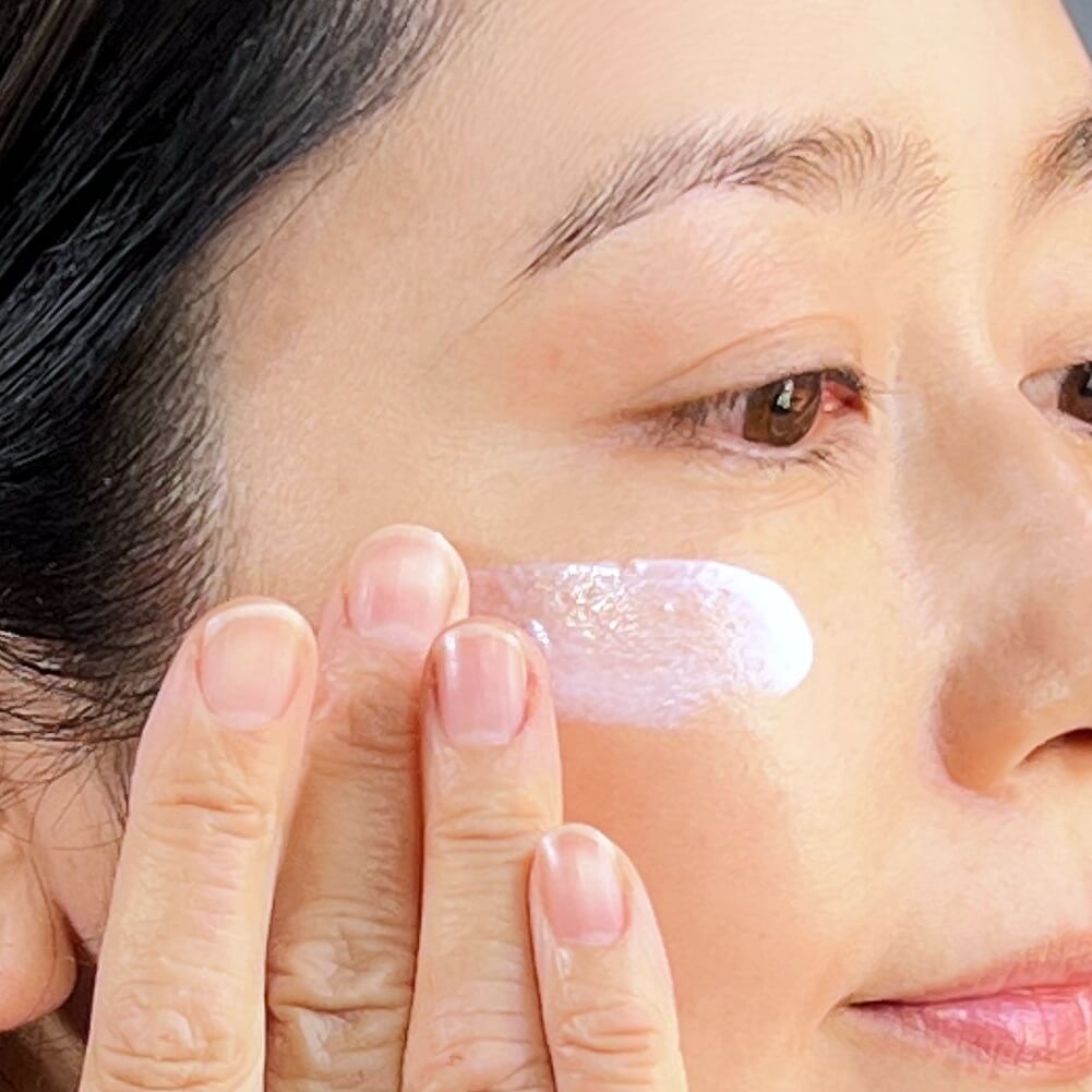 やや粘り気があるものの、肌にのばすと乳液のようにすーっとなじみます。紫