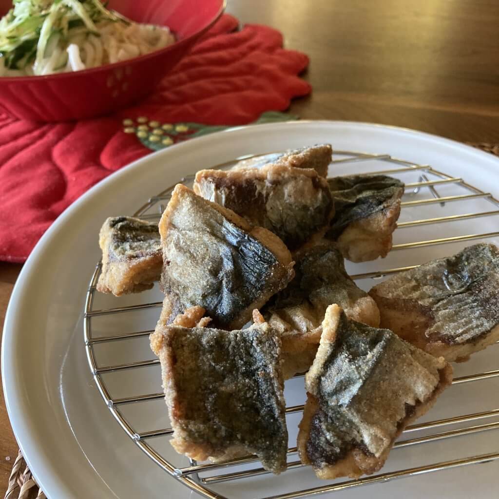 サバのカレー粉揚げ 食卓