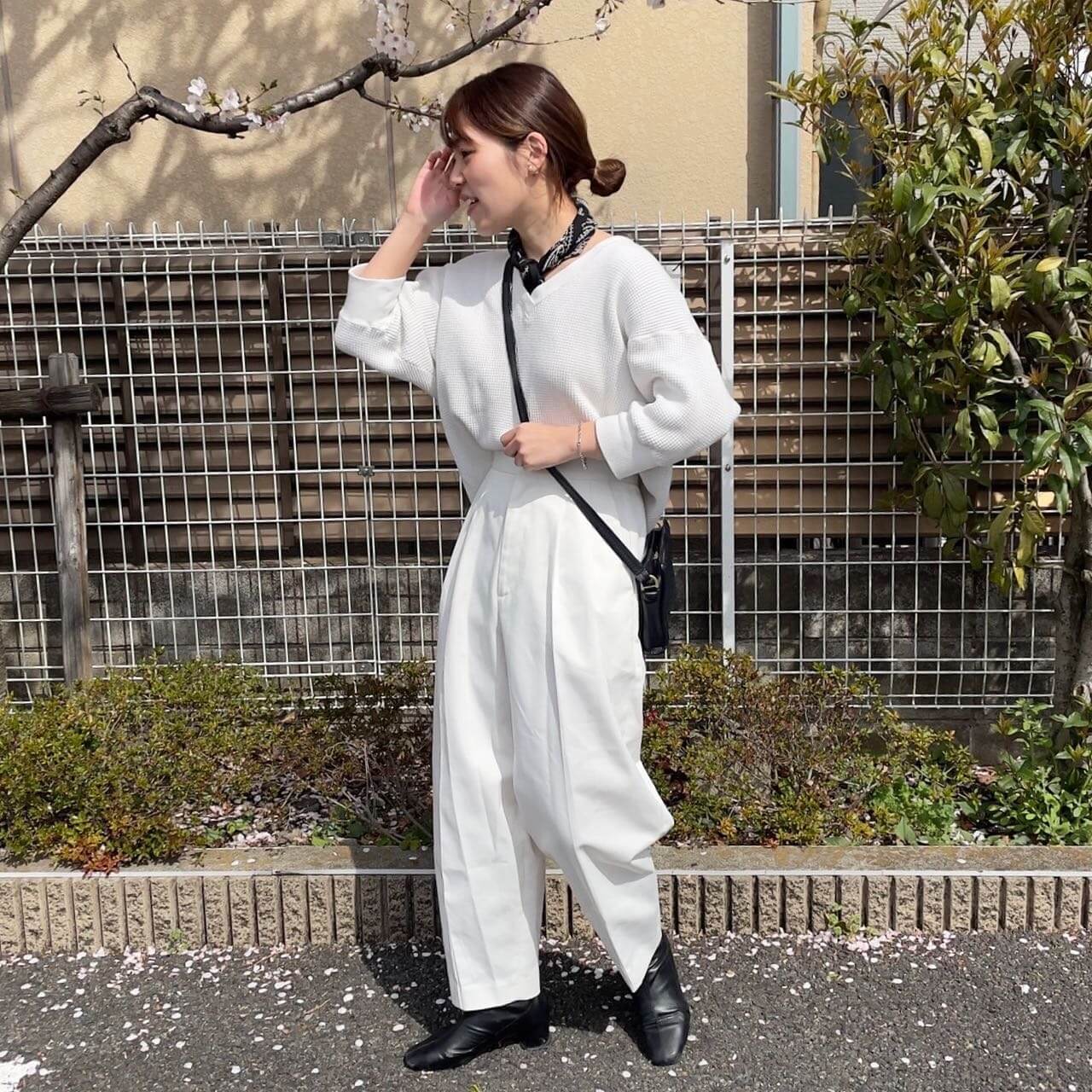 写真：12closet 【福田麻琴さんコラボ】【洗える】タックバルーンパンツ・白のワントーンコーデで着こなす伊藤あかりさん