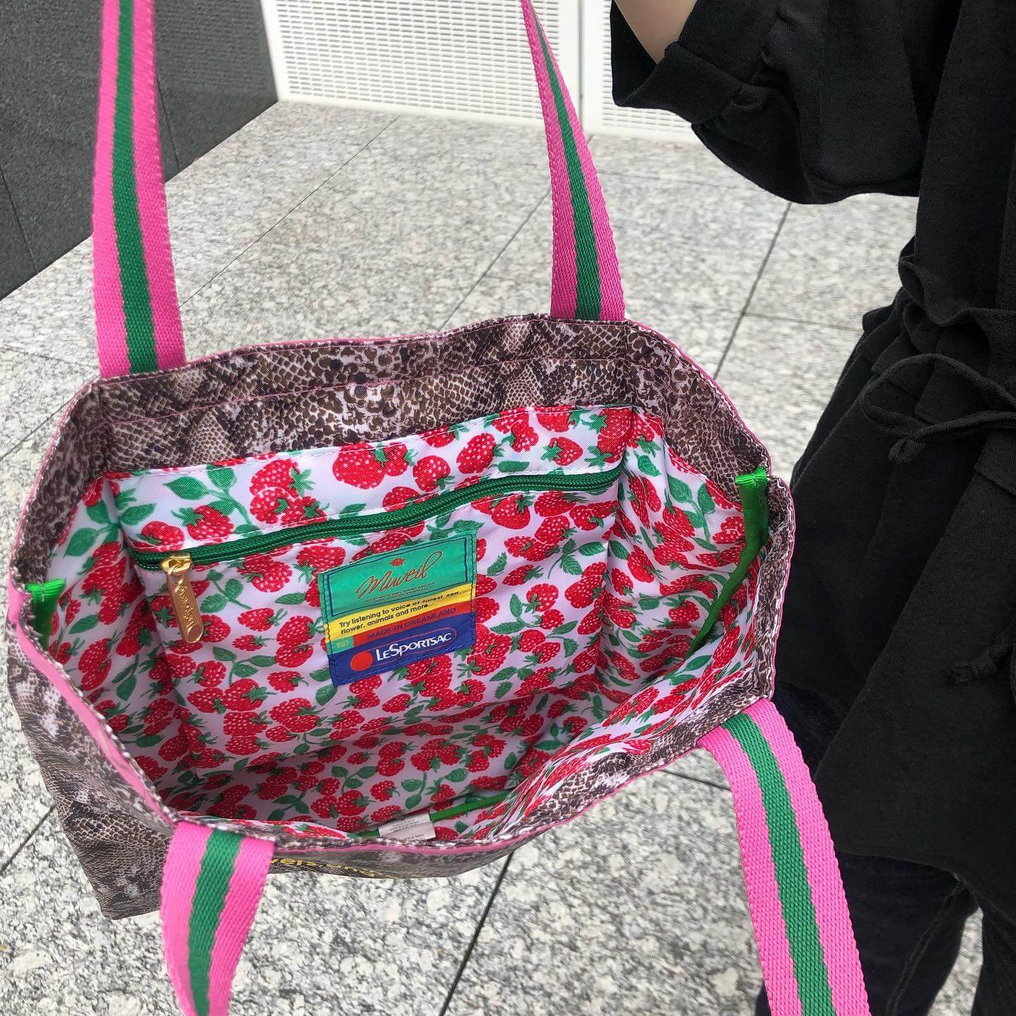 写真：「レスポ×ミュベール」のトートバッグの外は蛇柄、中は苺柄。
