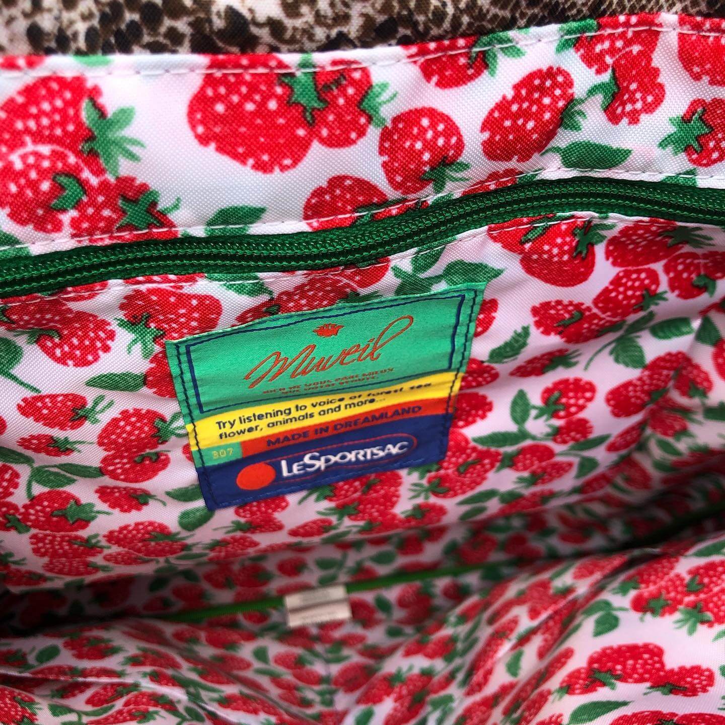 写真：「レスポ×ミュベール」のトートバッグの中の苺柄をズームアップ