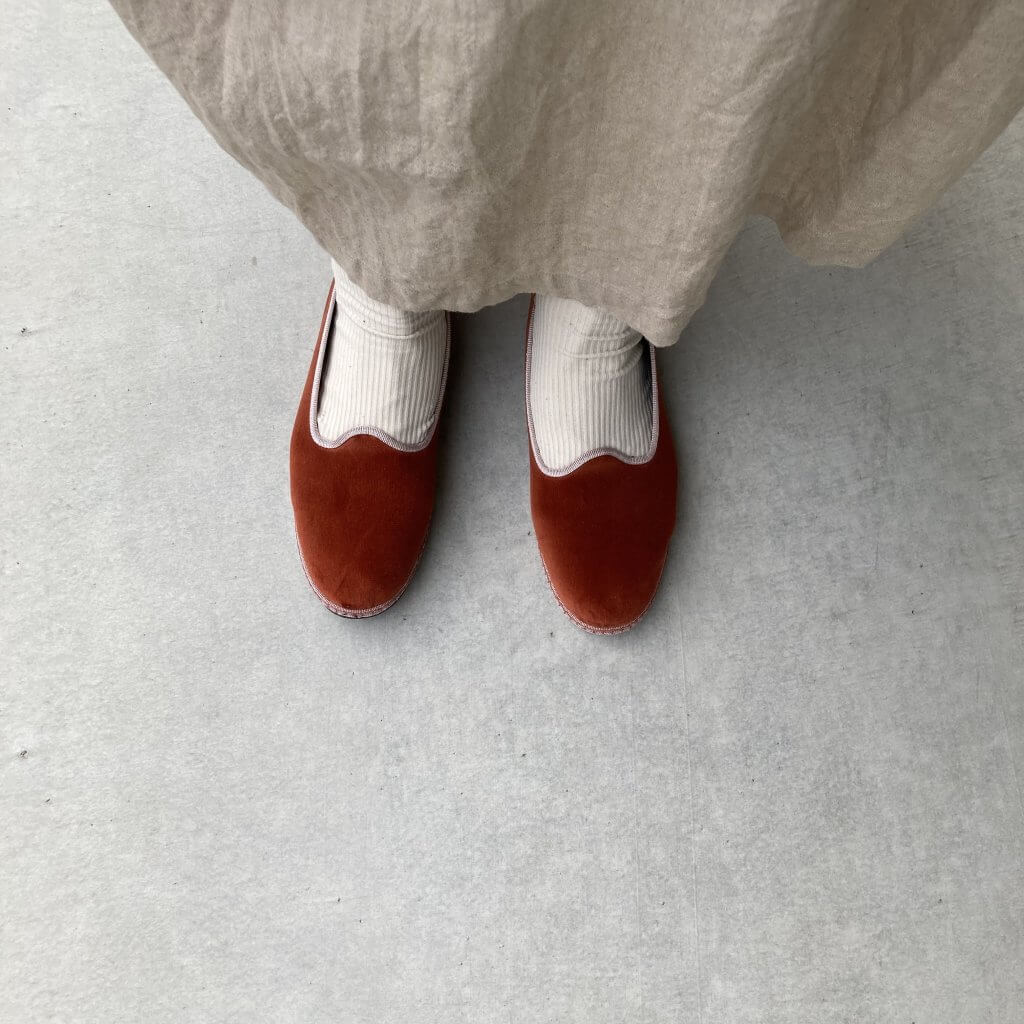 シューシャ　ローズカラーのスリップオン、赤い靴