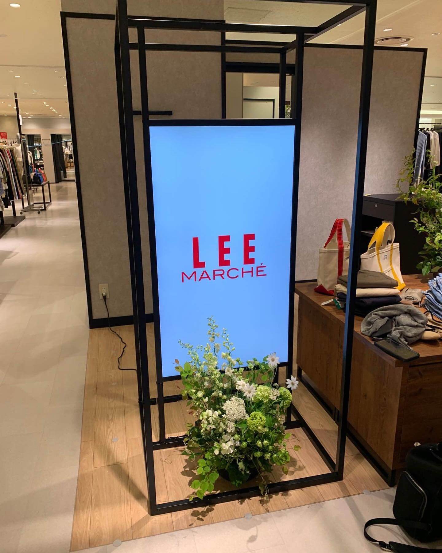 写真：LEEマルシェ期間限定ショップの「LEE MARCHE」のロゴ看板
