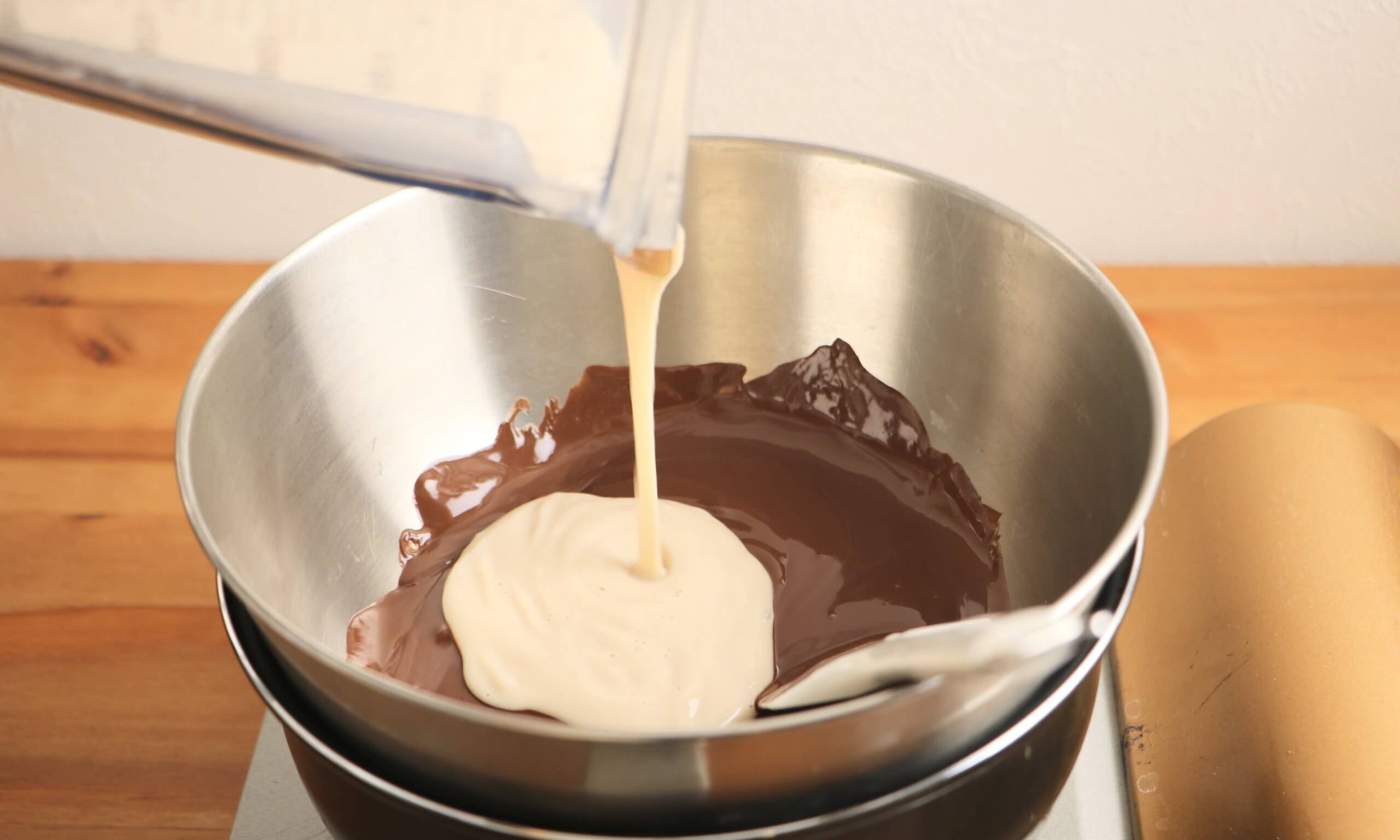 チョコレート　湯煎　クリーム加える