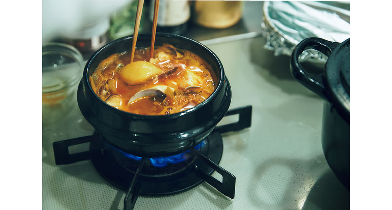 トリプル素材でうま味が引き立つ。ごはんをひたして韓国風に！「スンドゥブチゲ」レシピ／堤 人美さん
