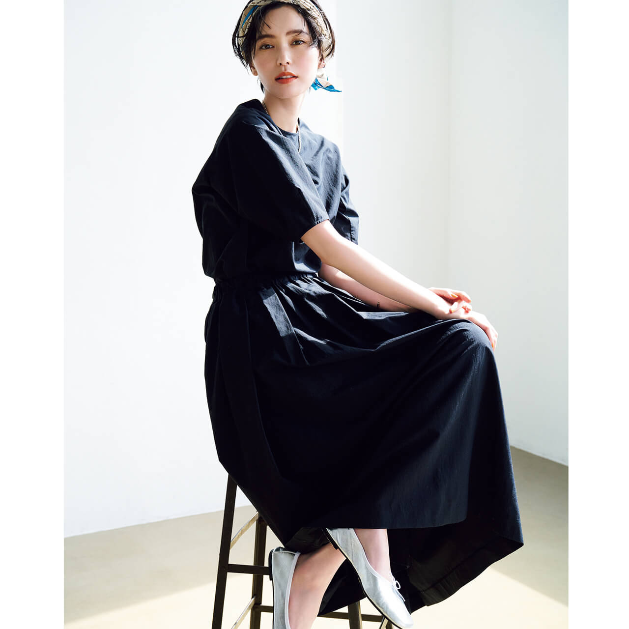 モデル／比留川游　Ｔブラウス￥12100、ギャザーロングスカート￥15400（12closet）／LEEマルシェ　スカーフ￥17600／マニプリ（マニプリ）　靴￥27500／フラッパーズ（スペルタ）　イヤーカフ￥18700・ネックレス￥19800／マリハ