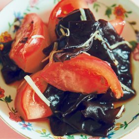 ウスターソースを使って台湾風に仕上げる「トマトとキクラゲの甘酢和え」レシピ／ワタナベマキさん