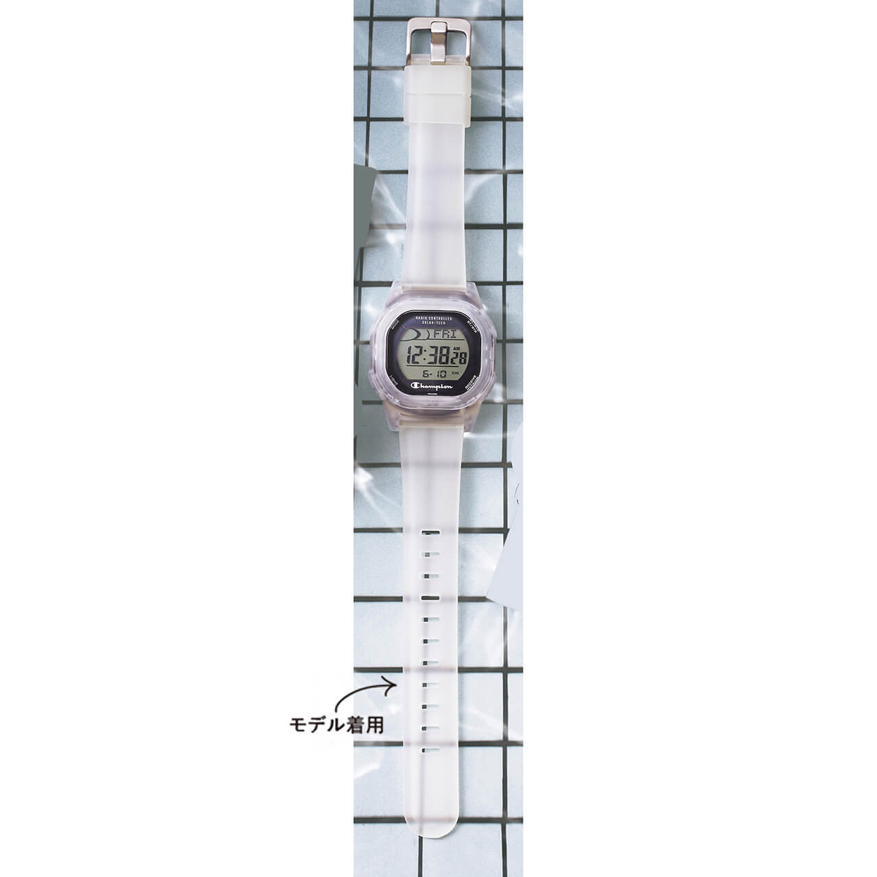 モデル着用　時計（合成樹脂・ポリウレタン樹脂、ケース径41mm、10気圧防水）￥8800／シチズンお客様時計相談室（チャンピオン）