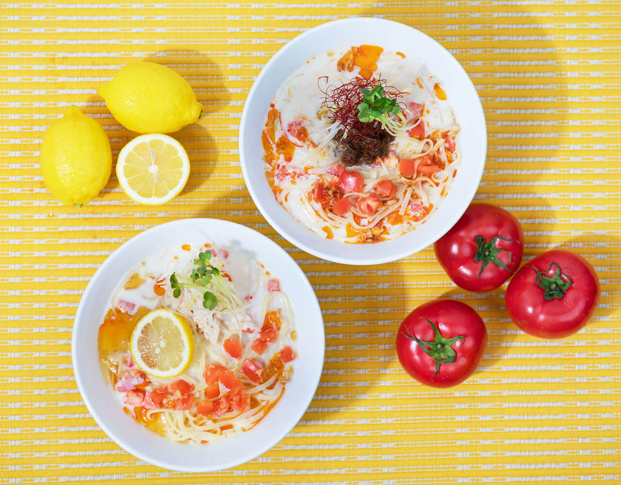 （左から）麻辣豆乳スープ涼麺、塩鶏豆乳スープ涼麺（各）￥950