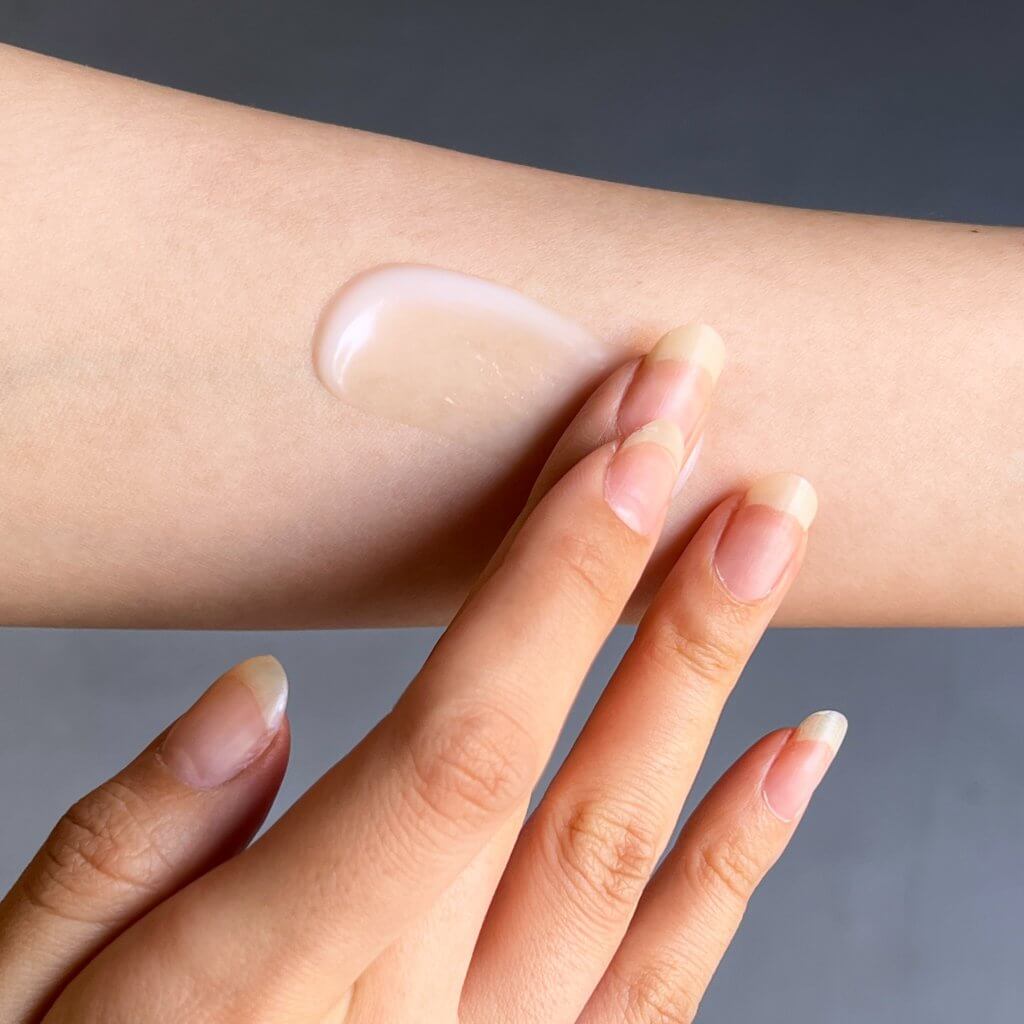 乳白色のジェルを肌にのせて、伸ばすと…