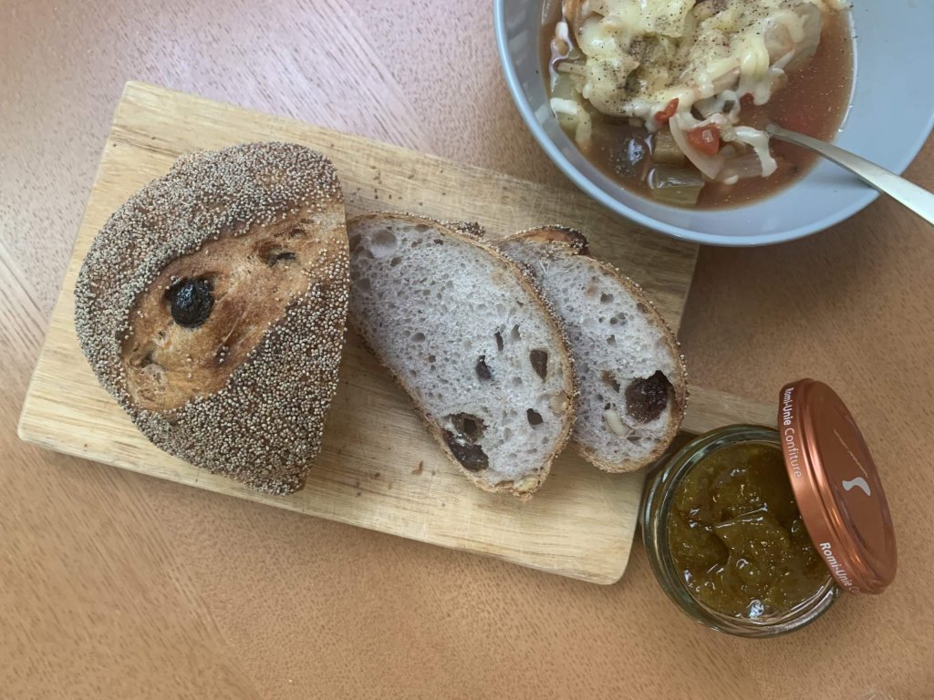 朝ごパン　梅ジャム　パン