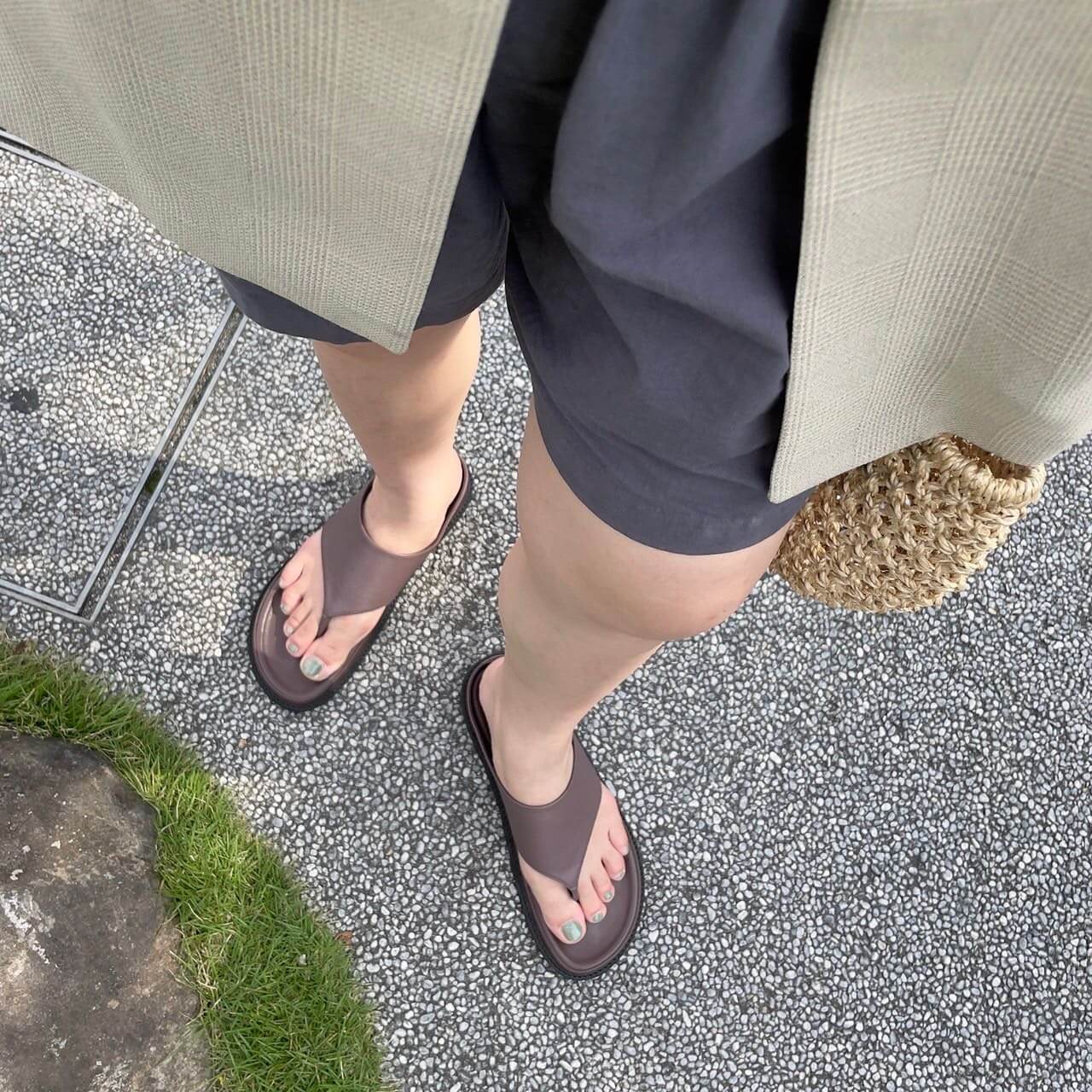 写真：MOHI トングフラットサンダルを履いた伊藤あかりさん