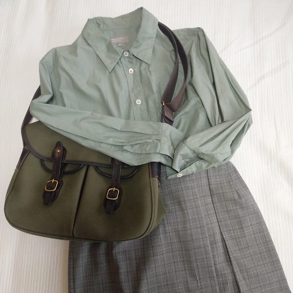グリーンのシャツと秋コーデ