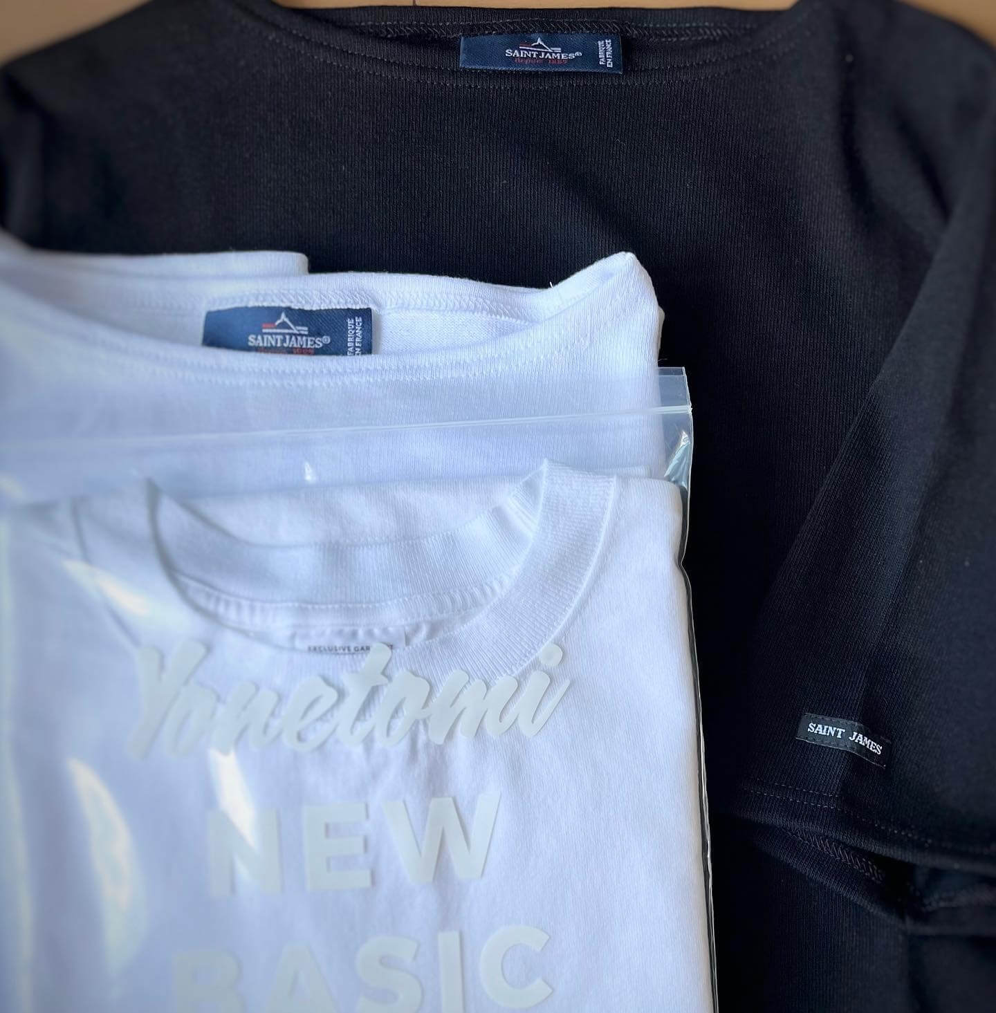 写真：セントジェームスの半袖Tシャツ2色と「Yonetomi NEW BASIC T-SHIRT」