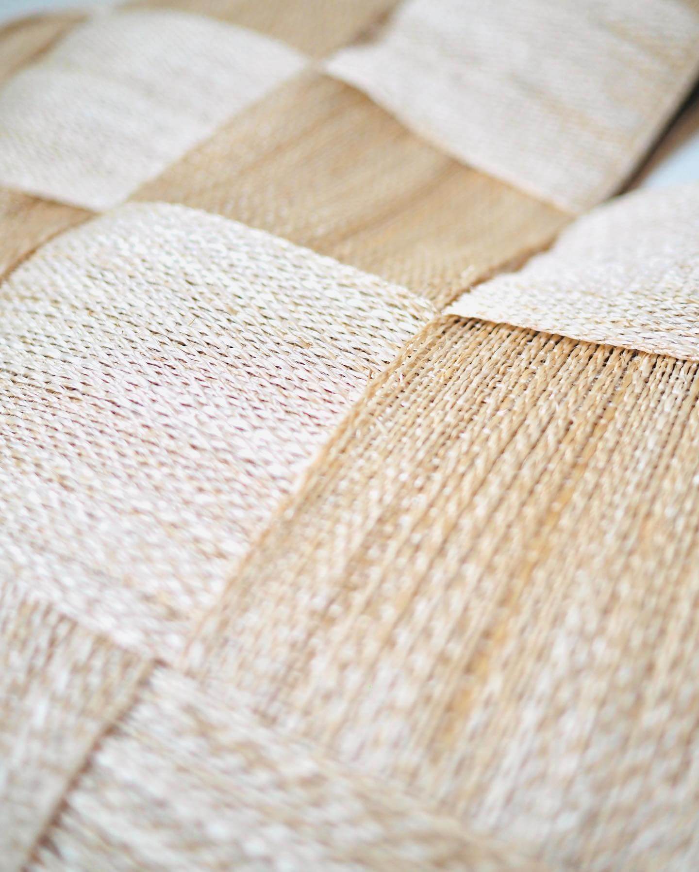 写真：「アバカ」素材のかごバッグのズームアップ・繊維状の生地が繊維の流れを利用して格子模様に編んである