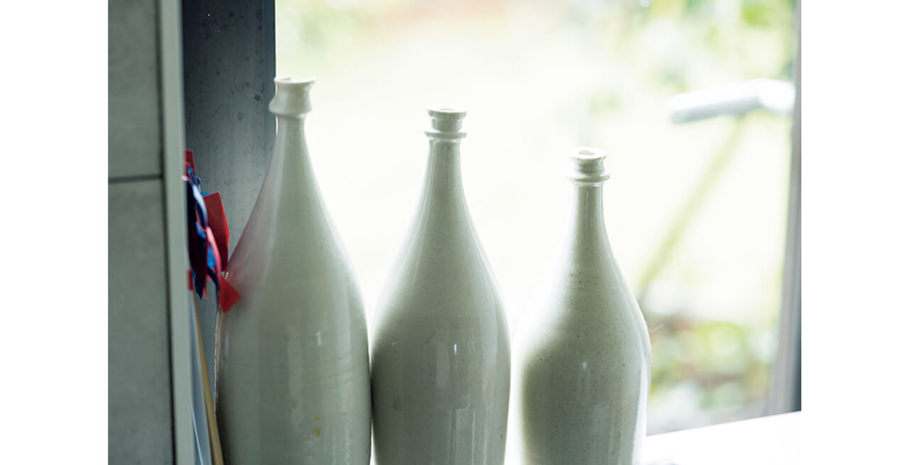 キッチンに並べられた白磁の花器は、伊藤環さんのもの。「フォルムが美しく、透き通るような白さが目にも涼しいです」