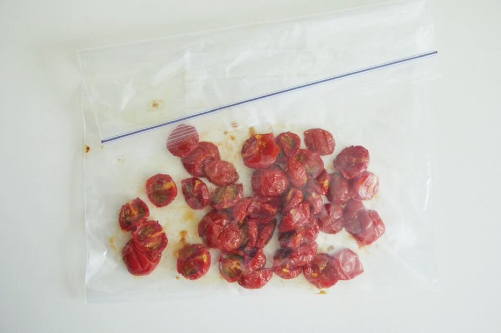 写真：ミニトマトを保存袋に入れた様子