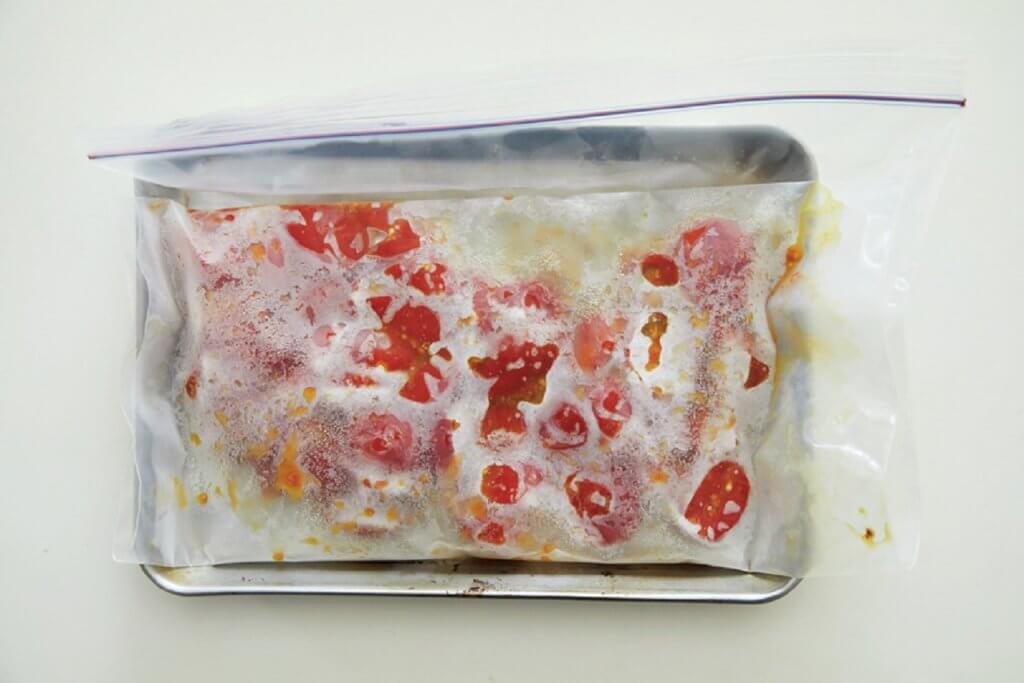 写真：保存袋に入れたトマトが凍っている様子
