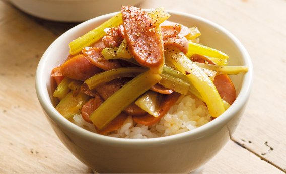 「ソーセージとセロリのピリ辛炒めのっけ」レシピ／コウケンテツさん