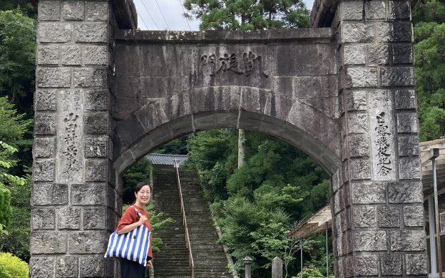 山田の凱旋門の前で