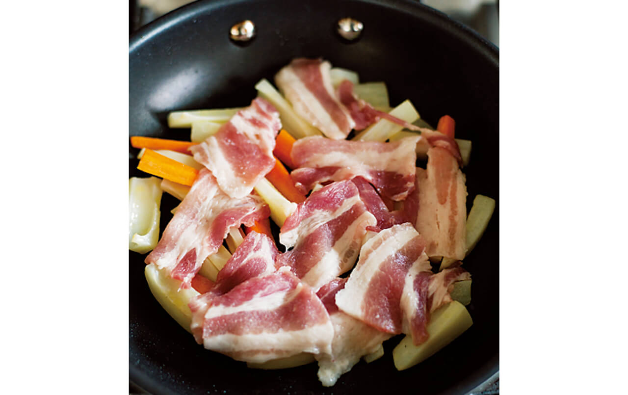 「豚肉は野菜をクッションにしながら炒めると、かたくなりにくいんです。ほかの炒め物でも、ぜひこのやり方で」（コウケンテツさん）