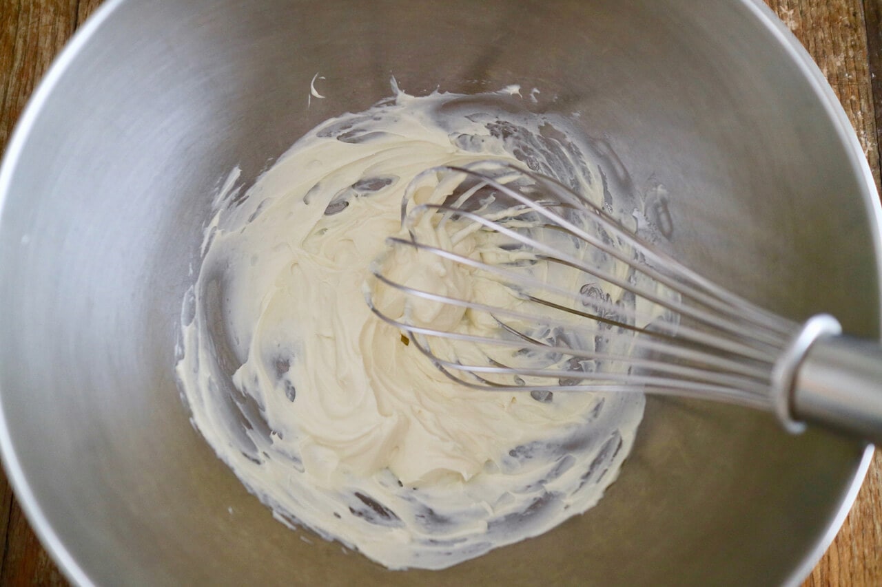 ボウルにクリームチーズを入れ、泡立て器でほぐし、なめらかになるように混ぜる。