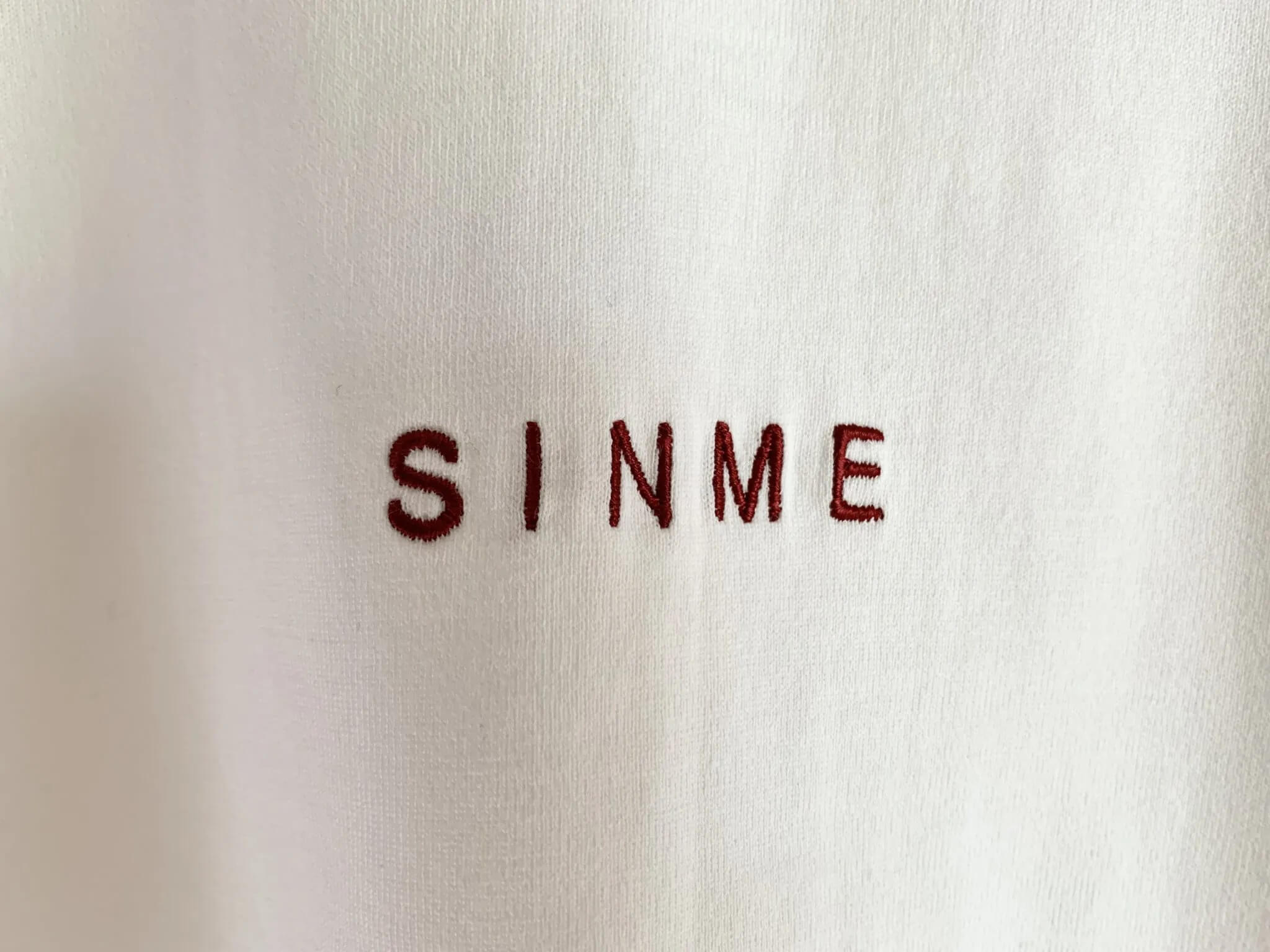 SINME（シンメ）の白Tシャツ　ロゴ