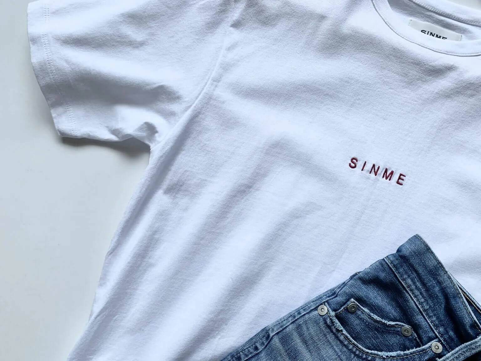 SINME（シンメ）の白Tシャツ　デニムと