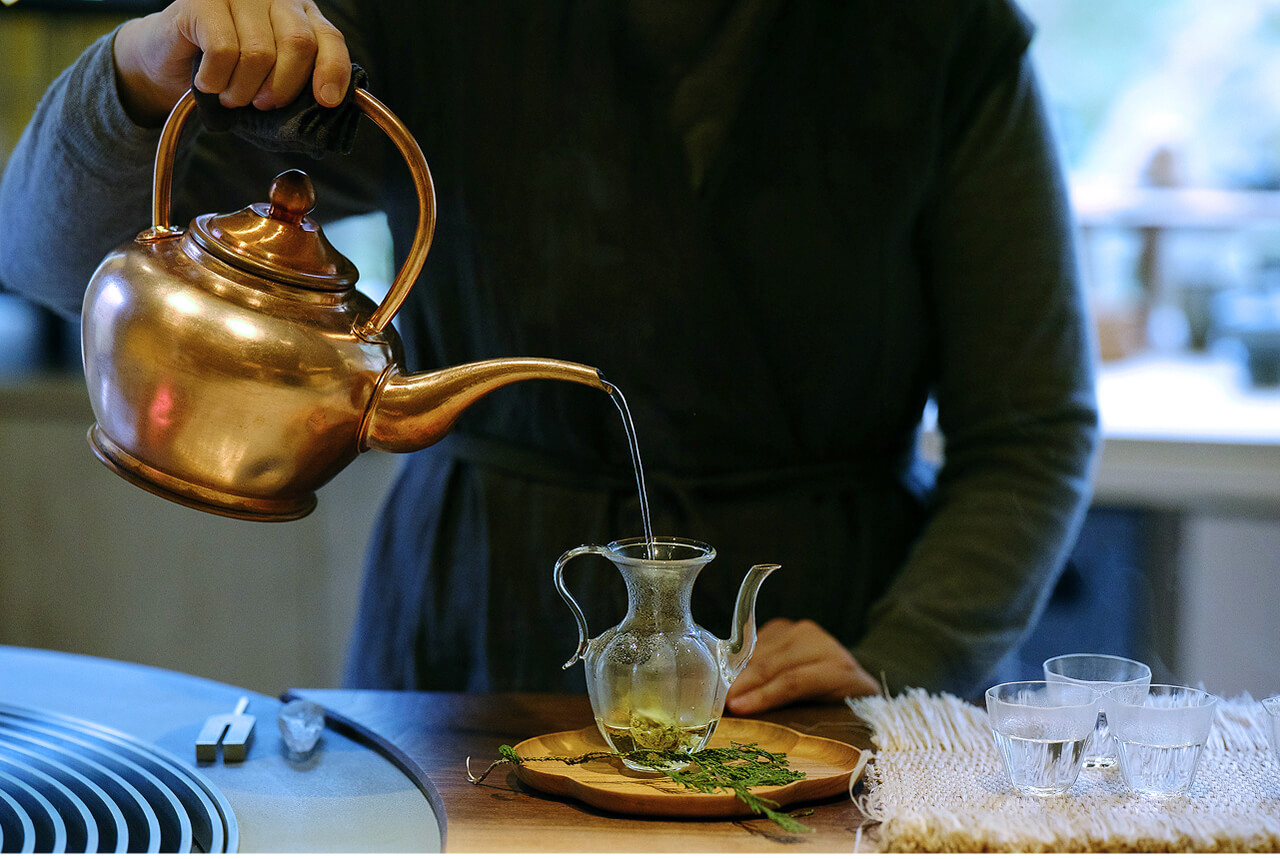「中国工夫茶の作法は、手の動きを見ているだけで安らぎます」