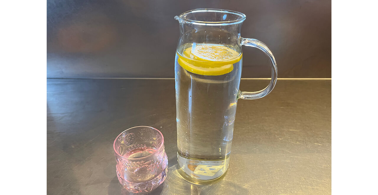 水は1日2ℓ摂取を目指して、透明な容器で量を見える化して。レモンをインして飲みやすくすることも。