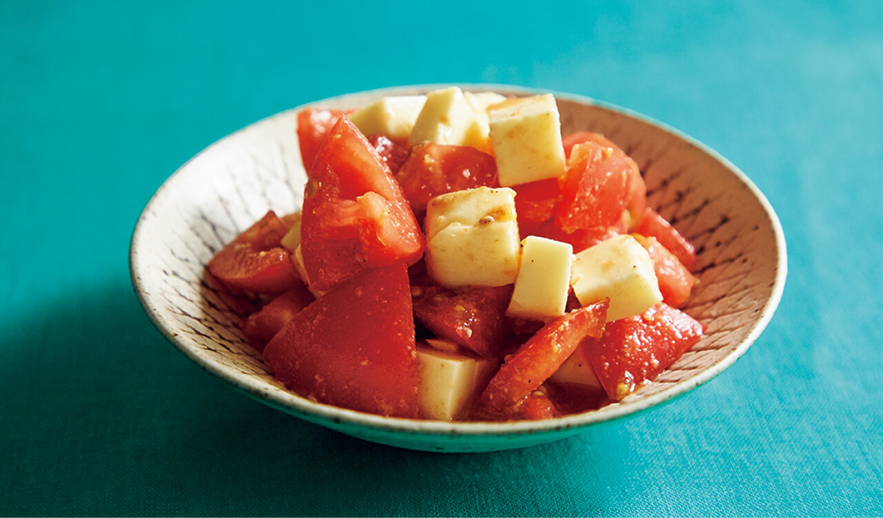 残りの夏野菜で手軽にもう一品！「トマトとチーズのごま和え」レシピ／堤 人美さん