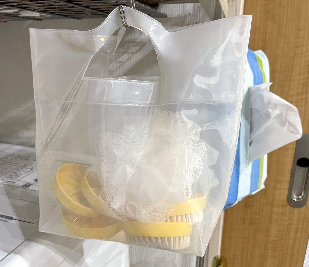使ったアタッチメントはよく乾かしてから、手持ちの透明バッグに入れて洗面所に吊り下げています