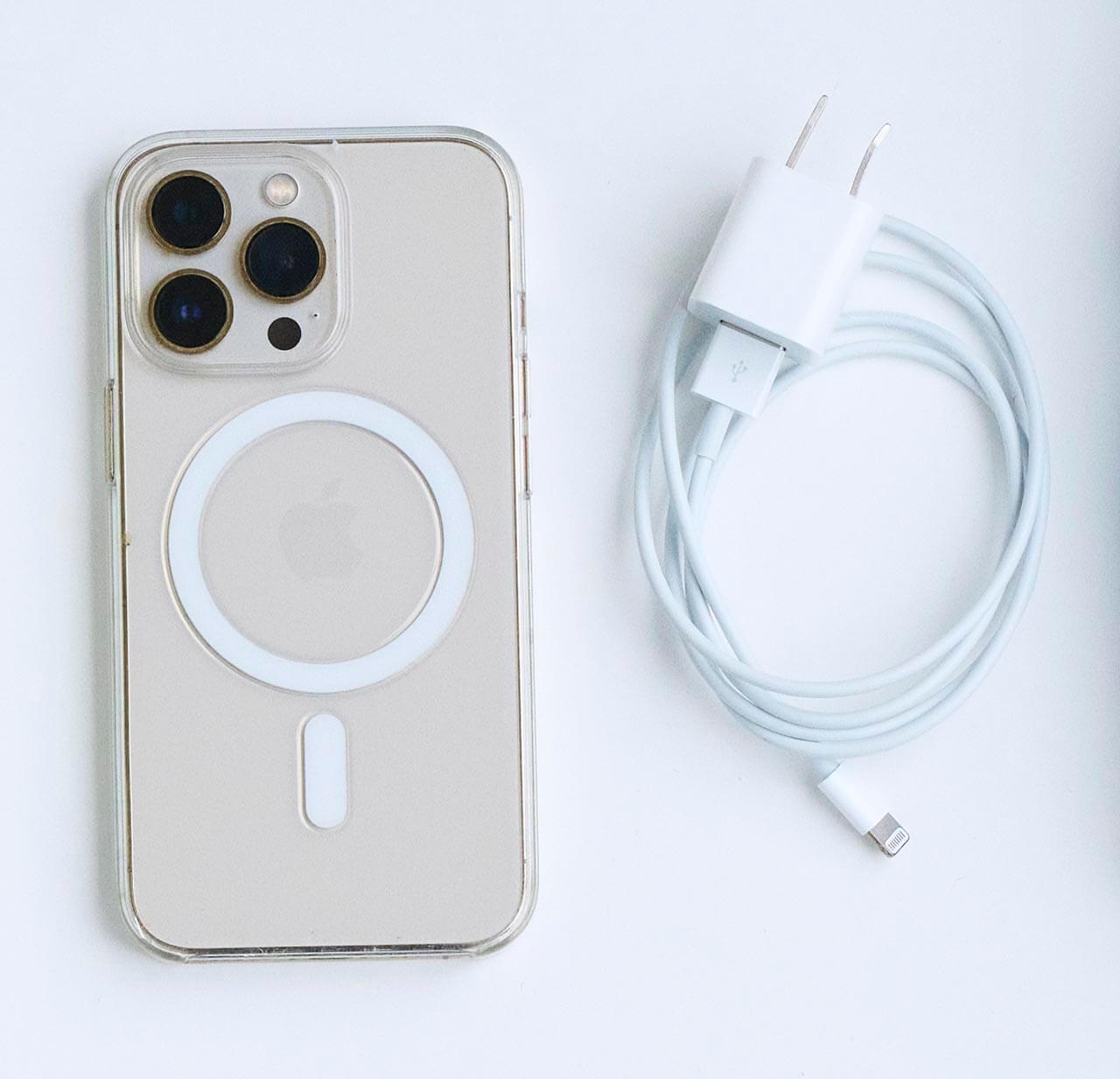 iPhone13 pro　MagSafe対応のクリアケースと充電器