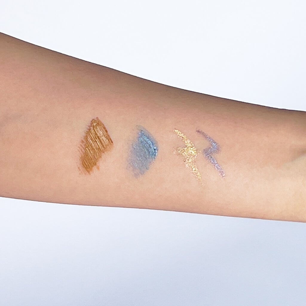 アイメイクは神秘的な秋の情景のような”きらめくダスティカラー”。