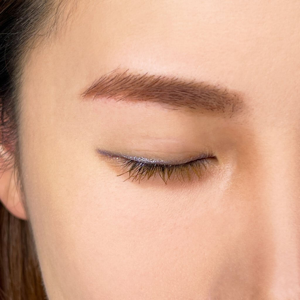 アイカラーペンシルの【10 アイシーモーヴ】は冷たい空気に包まれた光と影をまとう、きらめくグレイッシュモーヴ。