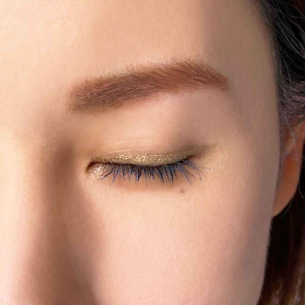 アイカラーペンシルの【11 ナイトゴールド】は、静かな夜風に浮かび上がる月光のような、くすんだ輝きを放つ渋みゴールド。