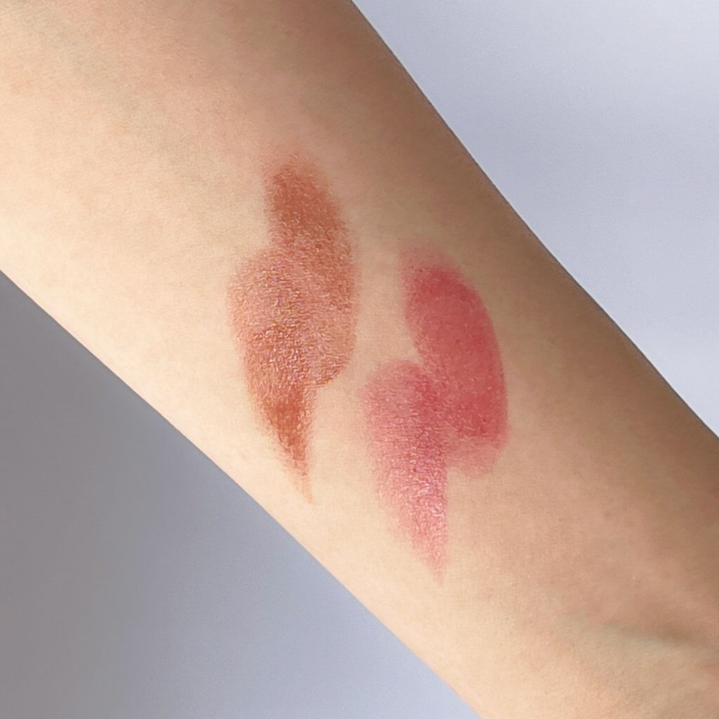 リップは唇にさりげない光沢がゆらめく、透ける深みカラー。