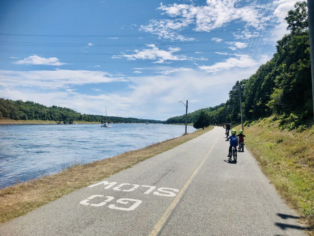 運河沿いをサイクリング