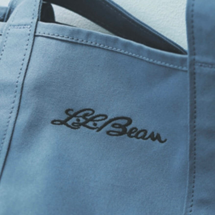 写真：L.L.Bean 【LEE別注】100人隊コラボグローサリー・トート。ダスティブルー色のロゴのズームアップ