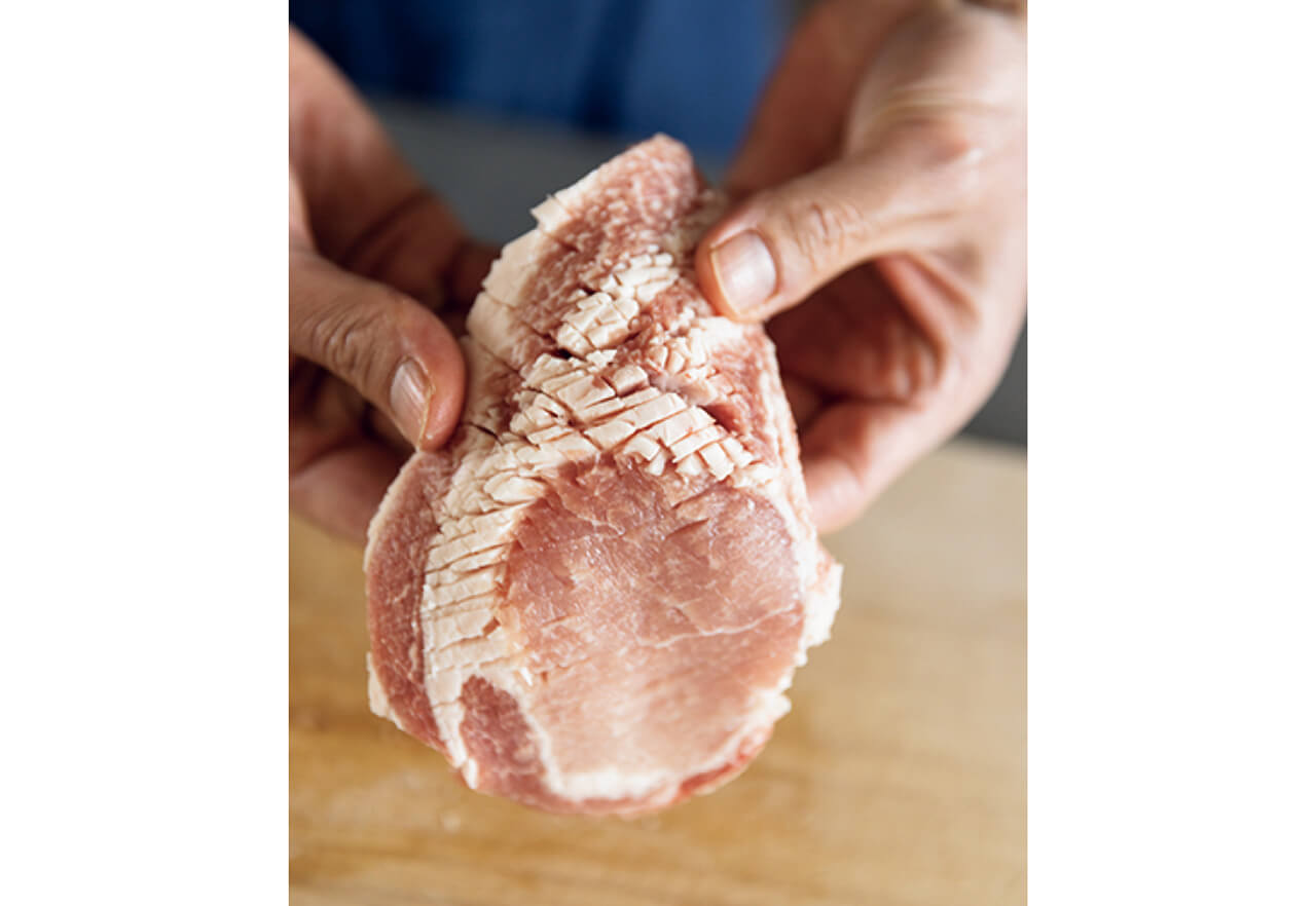 「豚肉は火を入れるとかたくなりやすいですが、すじ切りを細かくやって、格子状の切り目も入れれば、それを防げます」（コウケンテツさん）